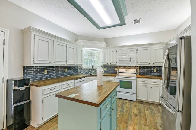 Building Photo - 165 Magnolia Bend