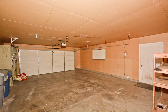 Building Photo - 3 Bedroom 2 Bathroom home in SW Boise