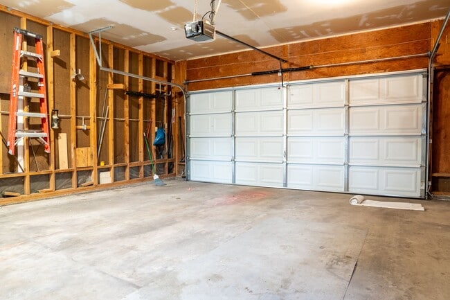 Building Photo - Spacious 6 bedroom home with 3 non conform...