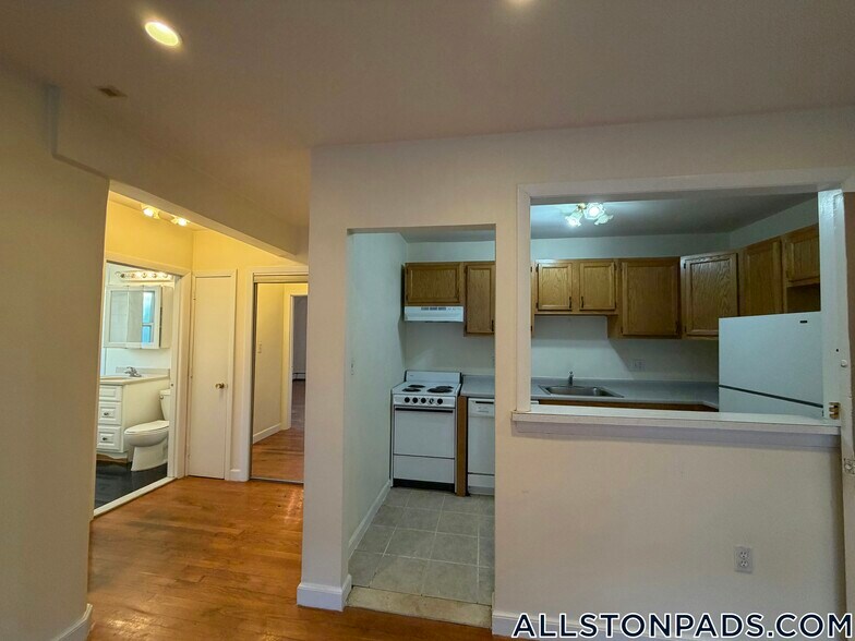 Building Photo - 34 Gardner St