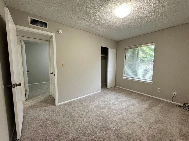 Building Photo - 9502 Quail Village Ln