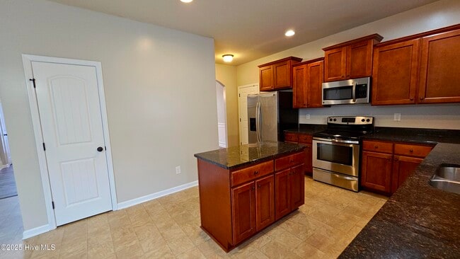 Building Photo - 302 SW Plantation Dr