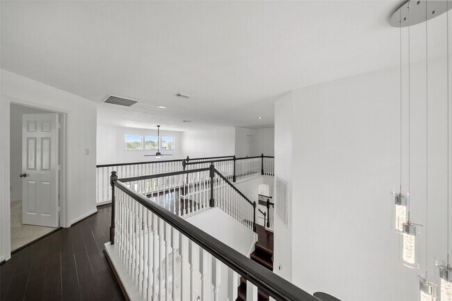 Building Photo - 1922 Lake Grayson Dr