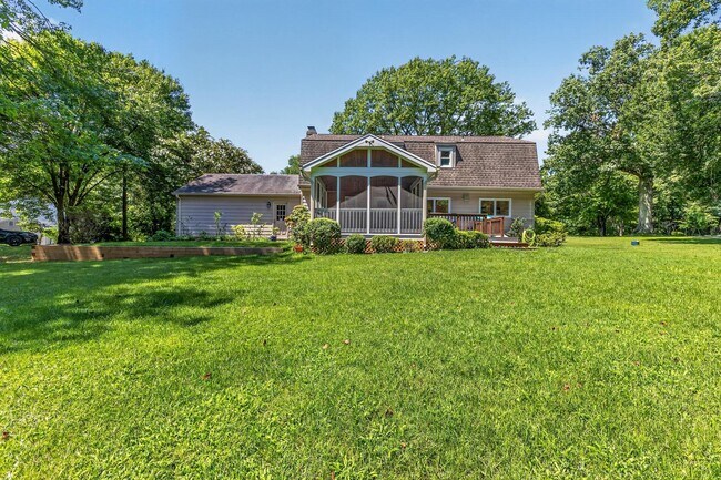 Building Photo - 723 Forest Ridge Dr