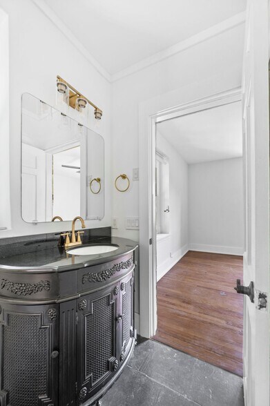 Jack & Jill bathroom - 1112 Clifton Ln