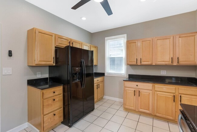 Building Photo - 412 E Oakland Ave