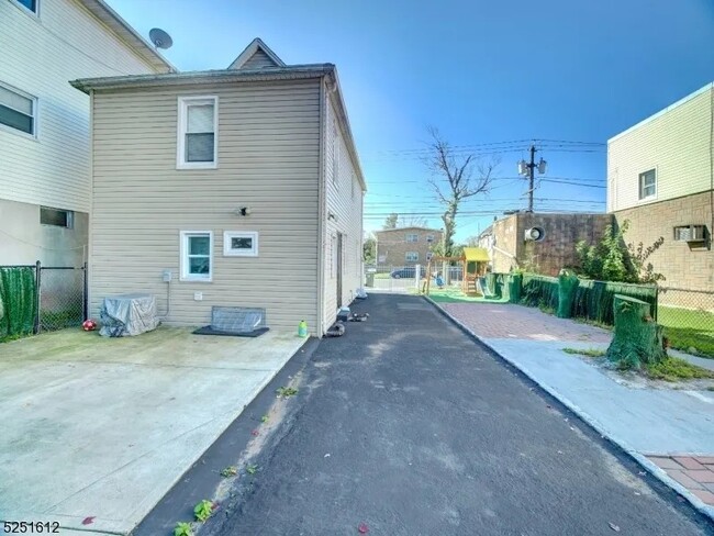 Building Photo - 1210 Roselle St