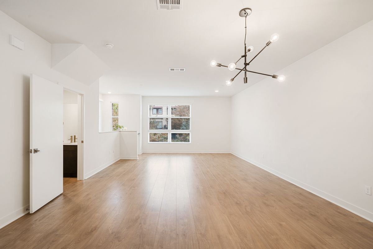 Building Photo - 2700 E Chaucer St