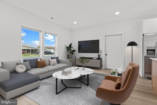 Building Photo - 265 Holly Dr