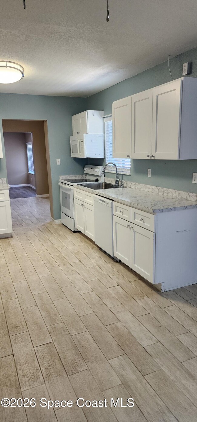 Building Photo - 1301 Lynne Dr