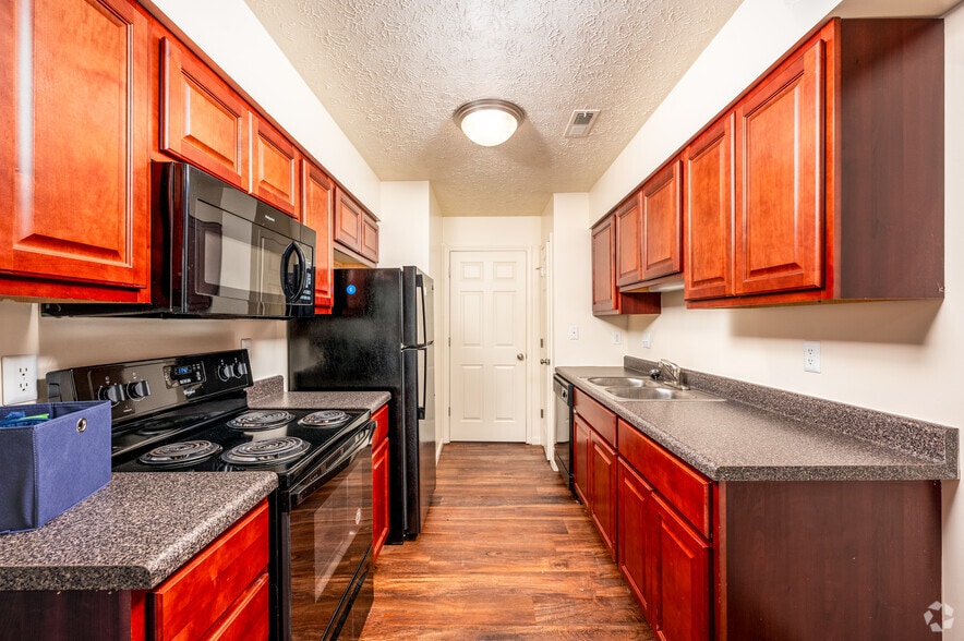 1BR, 1BA - 749SF - Kitchen - Burberry Place Apartments