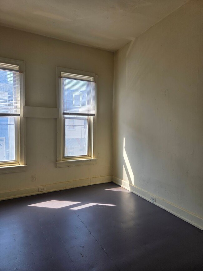 Building Photo - 459 Walnut St