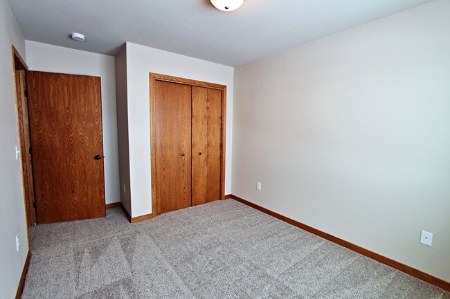 Building Photo - 4 Bedroom Townhome!