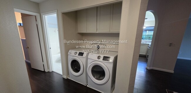 Building Photo - Charming and spacious 3 bedroom, 2 bath si...