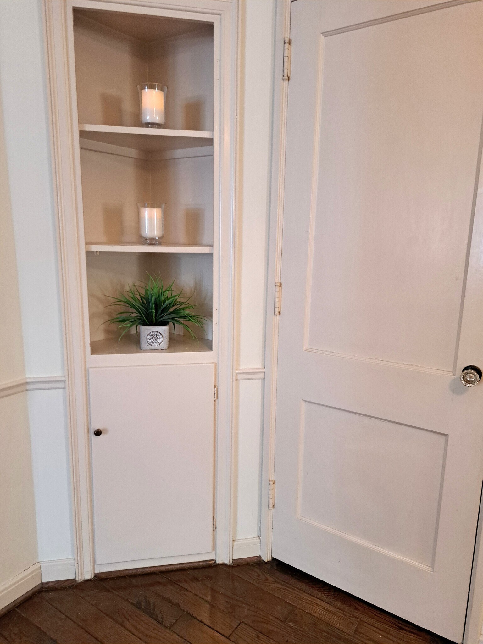 living room niche - 1331 W 6th Ave