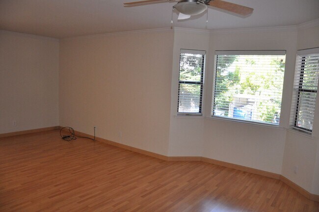 Building Photo - Gorgeous 2/2 near Hwy 101 & Fair Oaks with AC and Garage, 2 miles to Downtown Sunnyvale