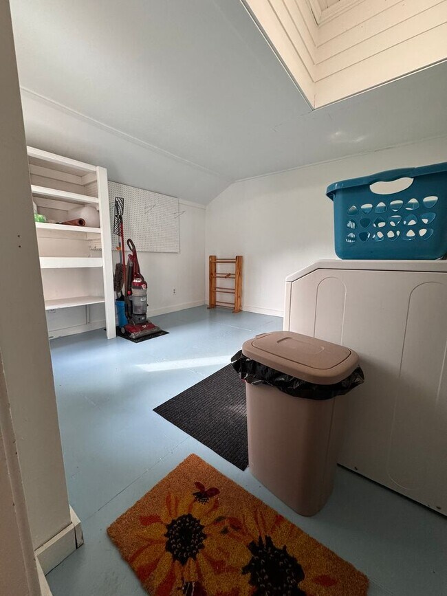 Building Photo - YOUR PACIFIC NORTHWEST RETREAT AWAITS! AV CHARGING STATION, GORGEOUS VIEWS, PRIVACY AND MORE!