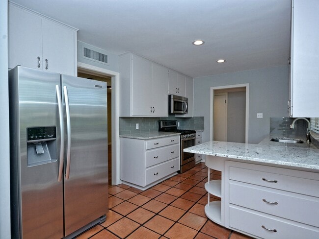 Building Photo - 2600 Twin Oaks Dr