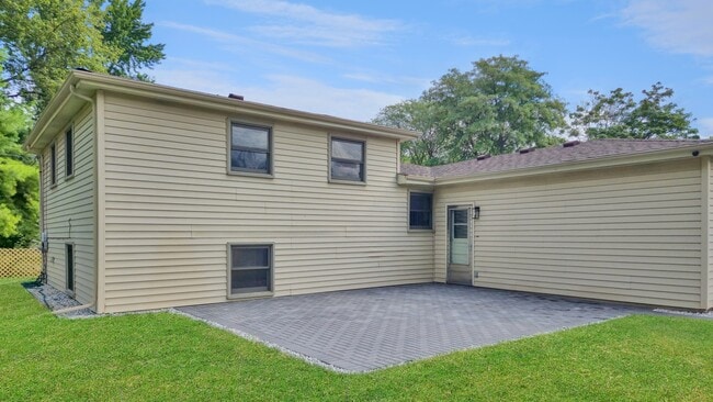 Building Photo - 5S388 Allister Ln