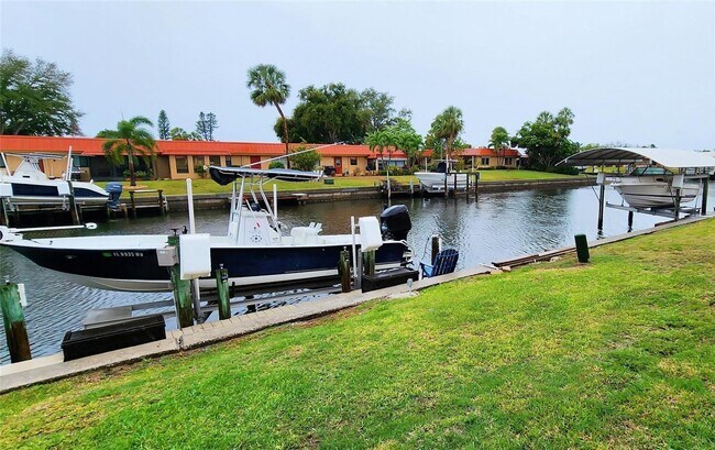 Building Photo - Adorable 1/1 condo with dock and amenity community