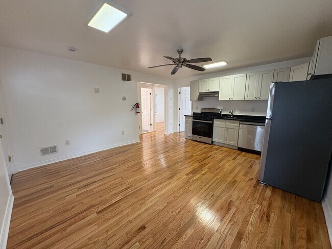 Building Photo - 425 Drummond Ave
