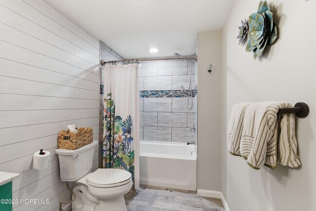 Building Photo - 616 Newport Ave