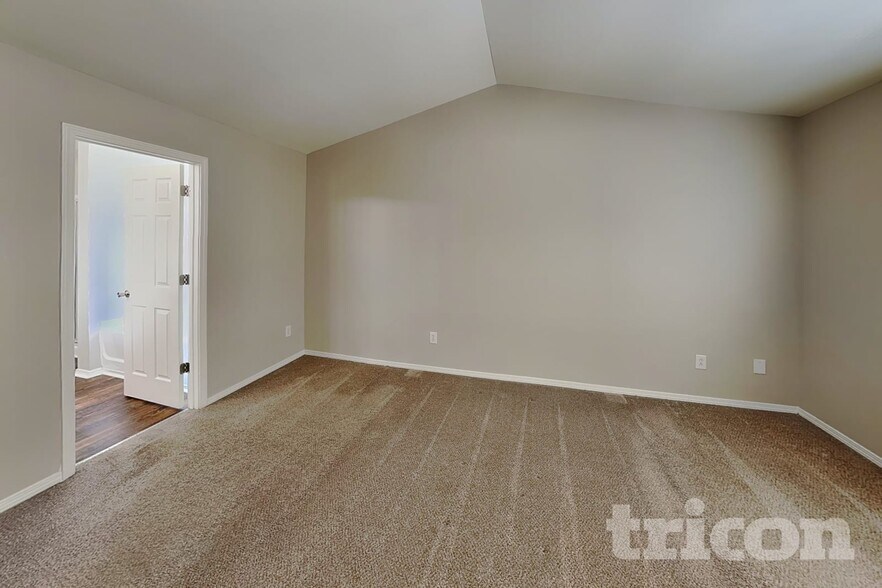 Building Photo - 4003 Larkhaven Village Dr
