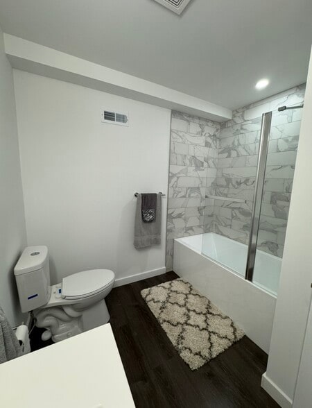 full bathroom - 3520 W Allegheny Ave