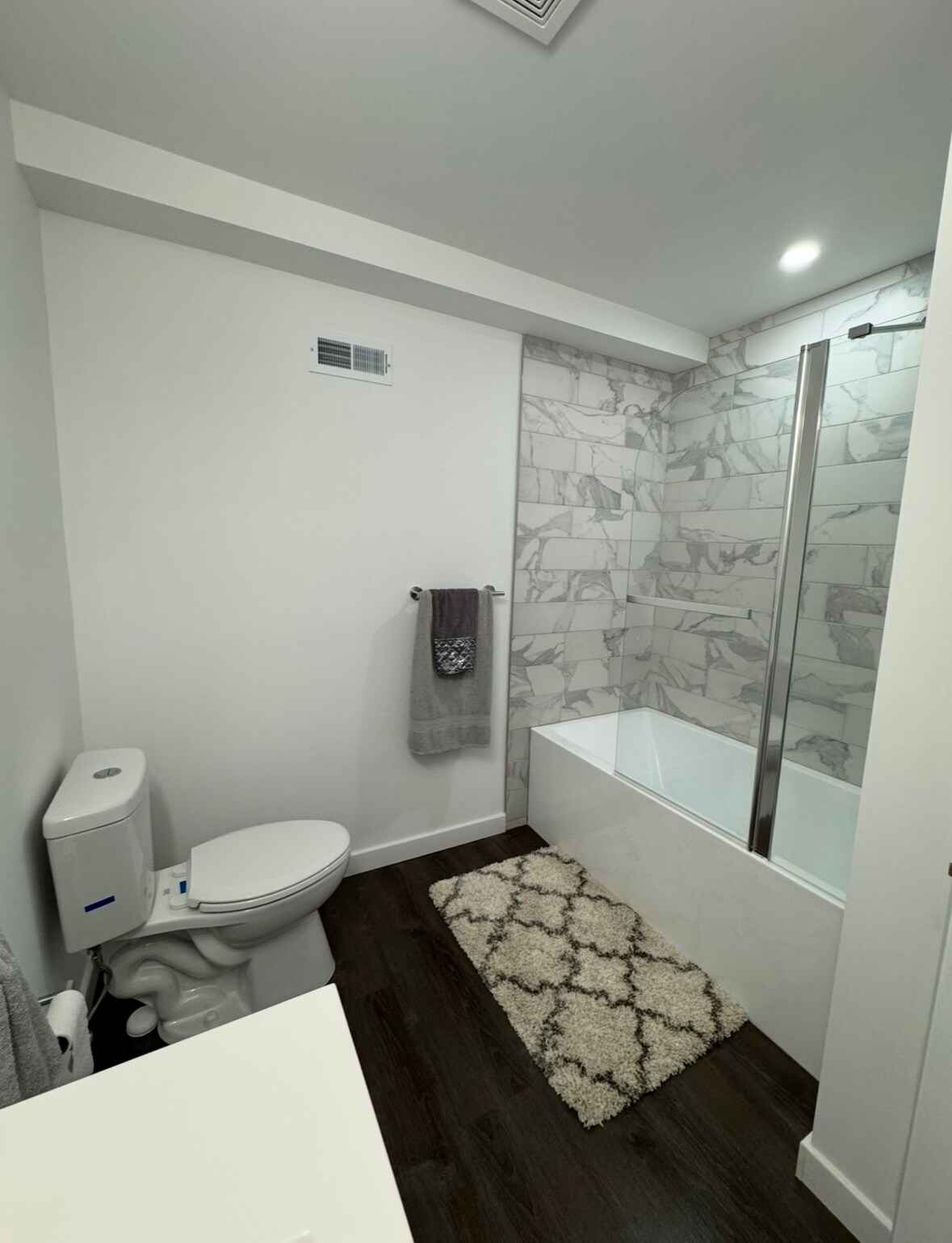 full bathroom - 3520 W Allegheny Ave