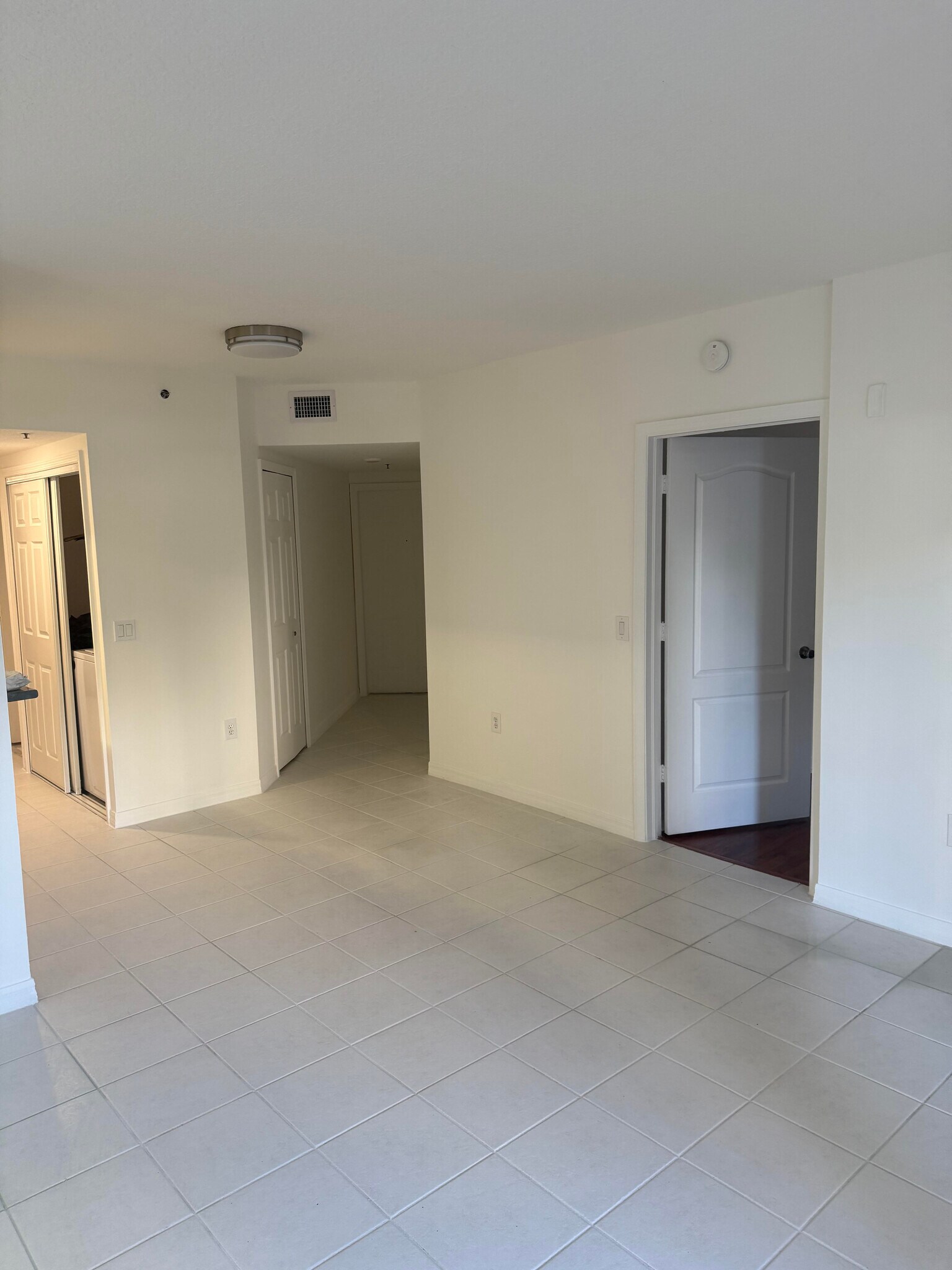Building Photo - 9340 Fontainebleau Blvd