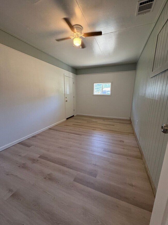 Building Photo - Gorgeous 4 bedroom/1.5 bath house with Cen...