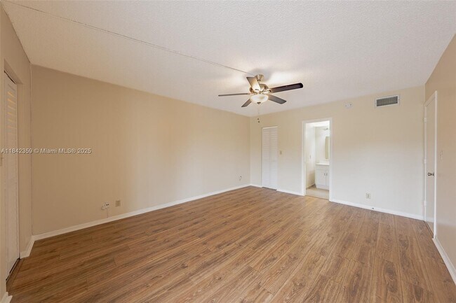 Building Photo - 3581 Inverrary Dr