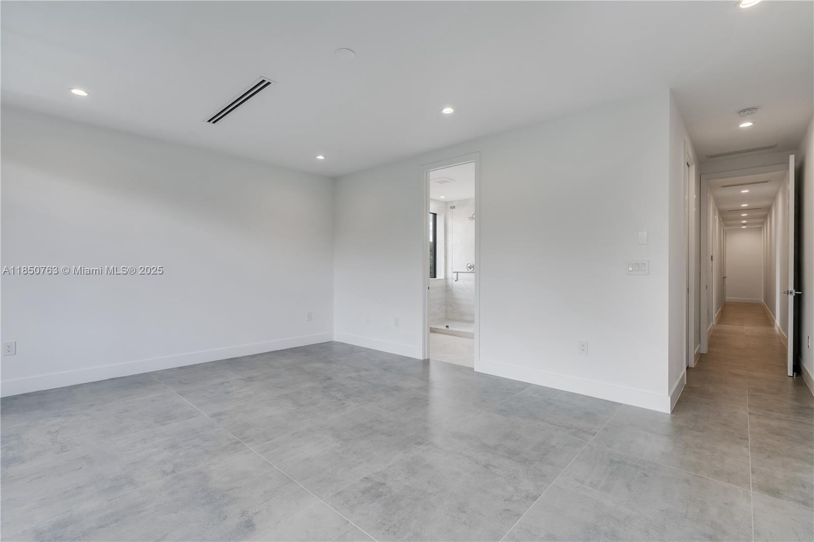 Building Photo - 2840 SW 32nd Ct
