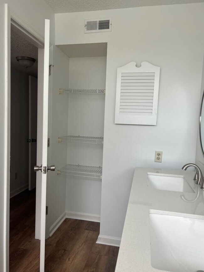 Building Photo - Remodeled 3 Bedroom Condo In a Prime Location!!!  ~ Annual Rental ~
