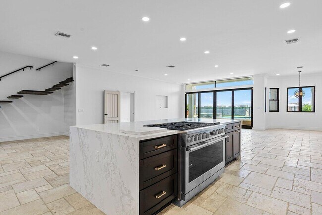 Building Photo - 1 18th Ave S