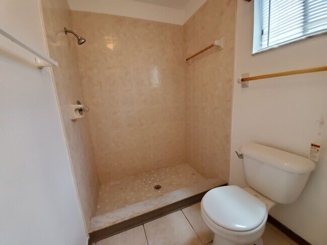 Building Photo - Spacious 3 bedroom/2bath/2 car garage in Lake Sarasota - Coming February