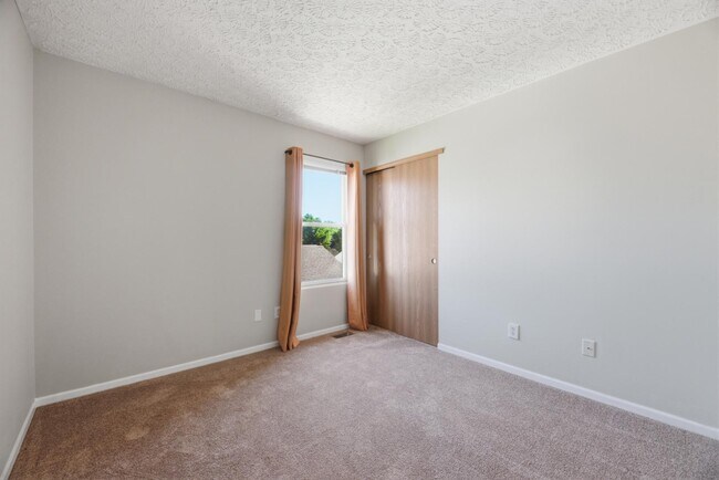Building Photo - 106 Hewes St