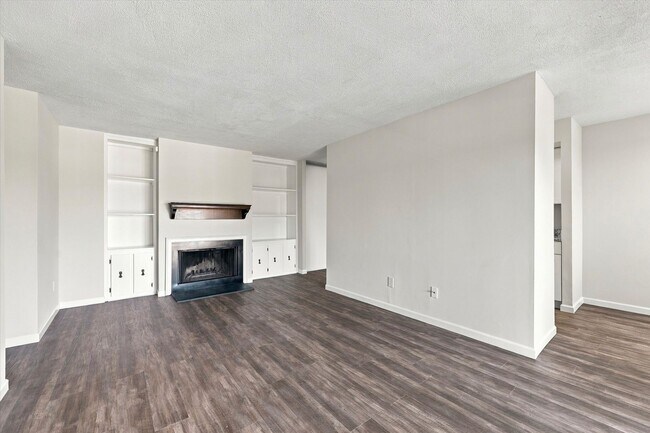 Building Photo - 1424 Valley Dr