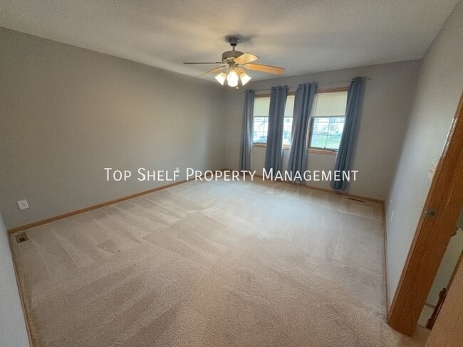 Building Photo - 4404 SW Elm Ct