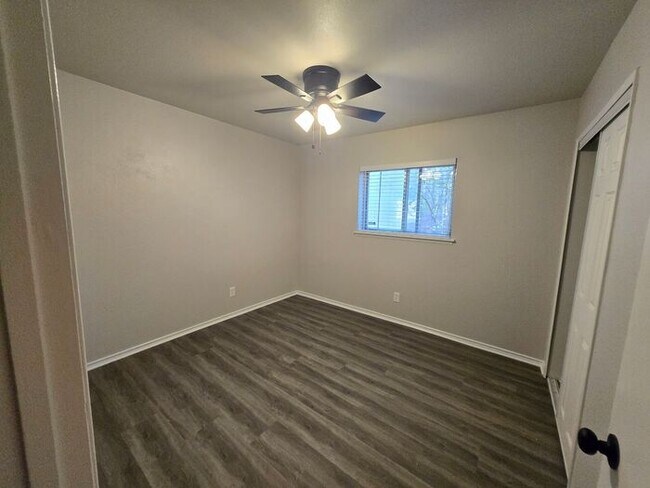 Building Photo - Hilltop 3 Bedroom, 2 Bath, 2 Car Garage Pr...