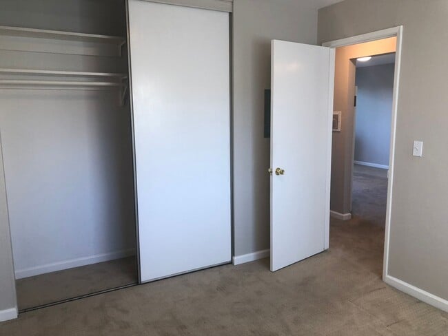 Building Photo - Beautiful 2 Bedroom/1 bath apartment - Upper Floor Unit