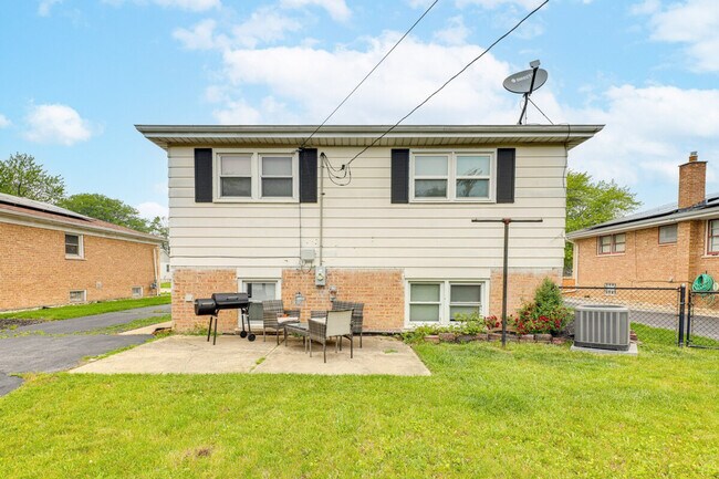 Building Photo - 737 E 157th Pl