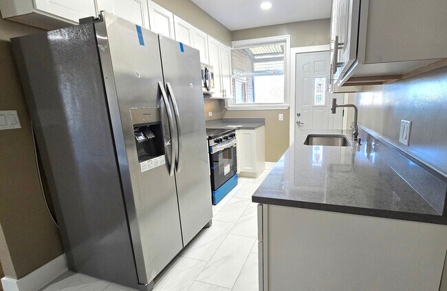 Building Photo - 3051 N Austin Ave