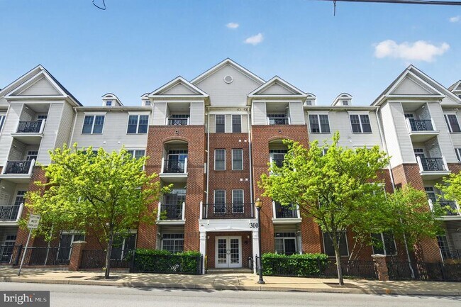 Building Photo - 300 W Elm St