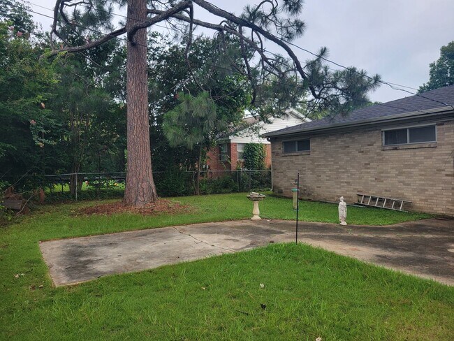 Building Photo - 6615 Blue Bird Dr