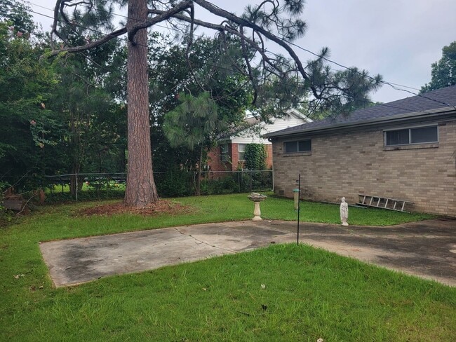 Building Photo - Spacious & Versatile Living in a Prime Location!