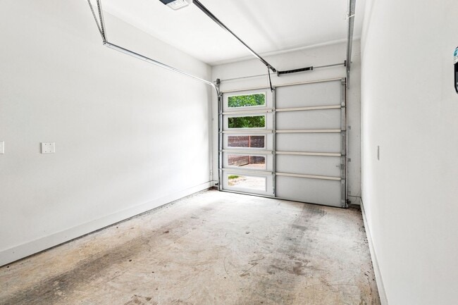 Building Photo - 935 E 51st St