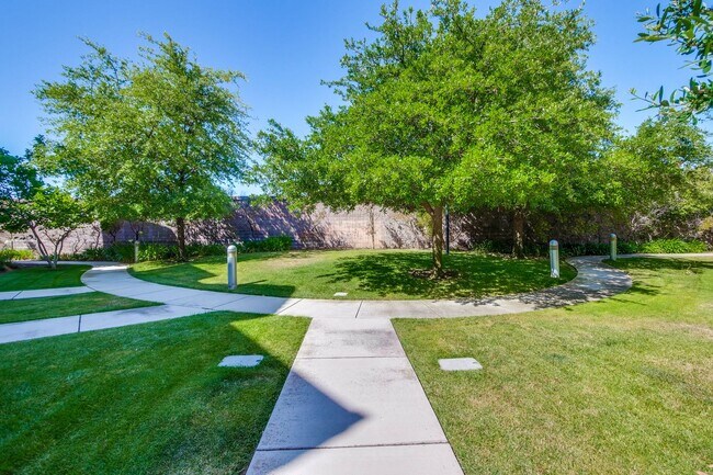Building Photo - Excellent 4 Bed 2.5 Bath Town Home!