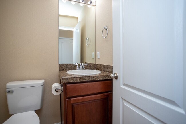 Building Photo - Well Maintained Home in Eastview Estates!