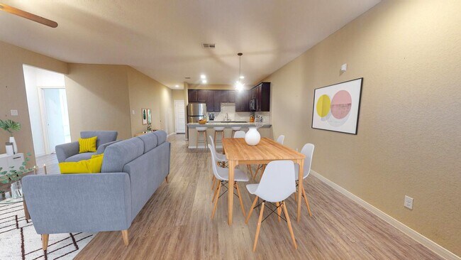 Building Photo - Stunning Ridgeview home close to North Sta...